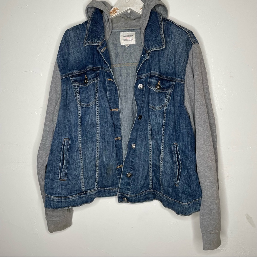 TORRID DENIM PLUS SIZE HOODED JEAN JACKET SZ 4